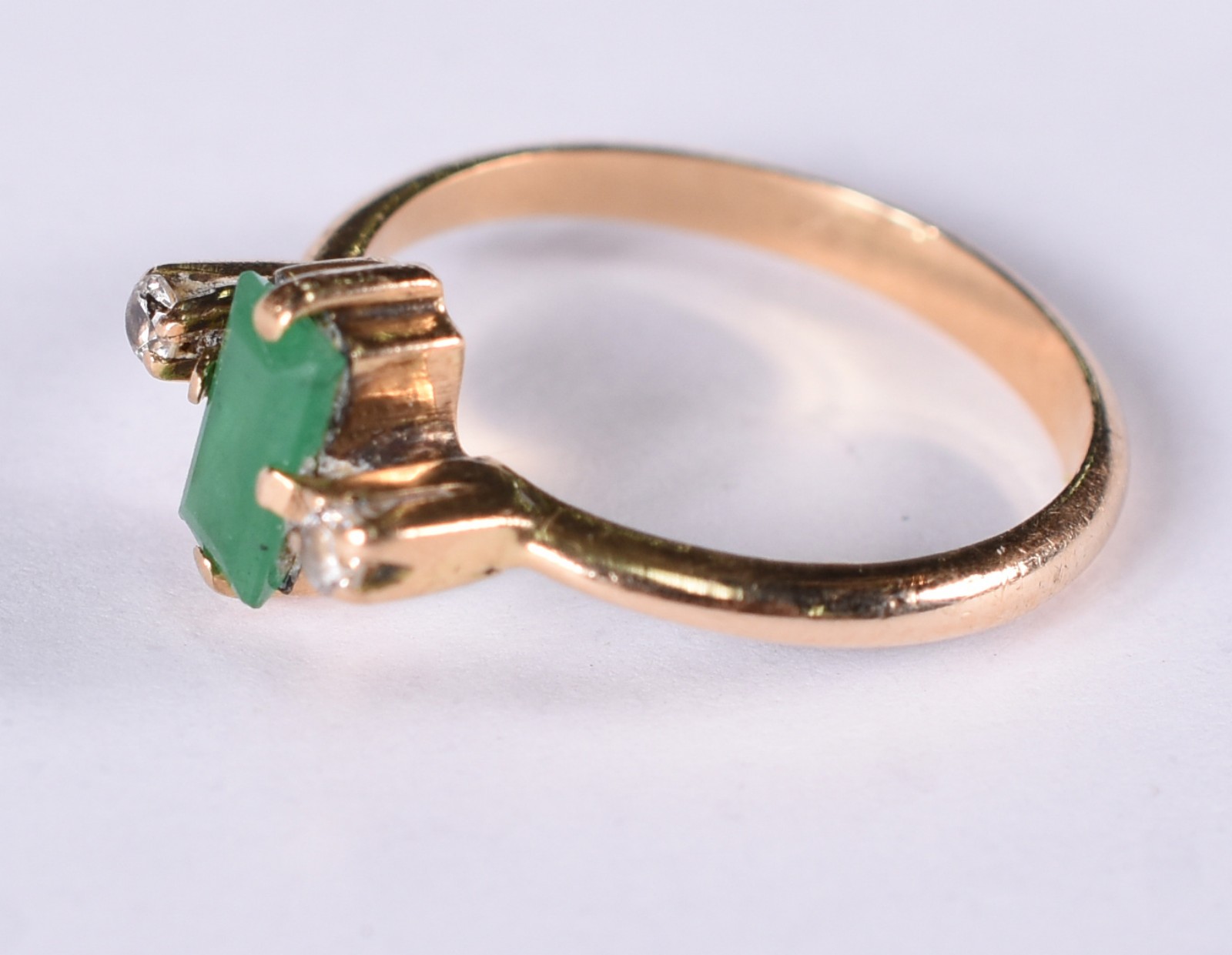 Anel de ouro amarelo 18 k com 2 safiras e 1 esmeralda aro 21(Por... - foto 2 de 3