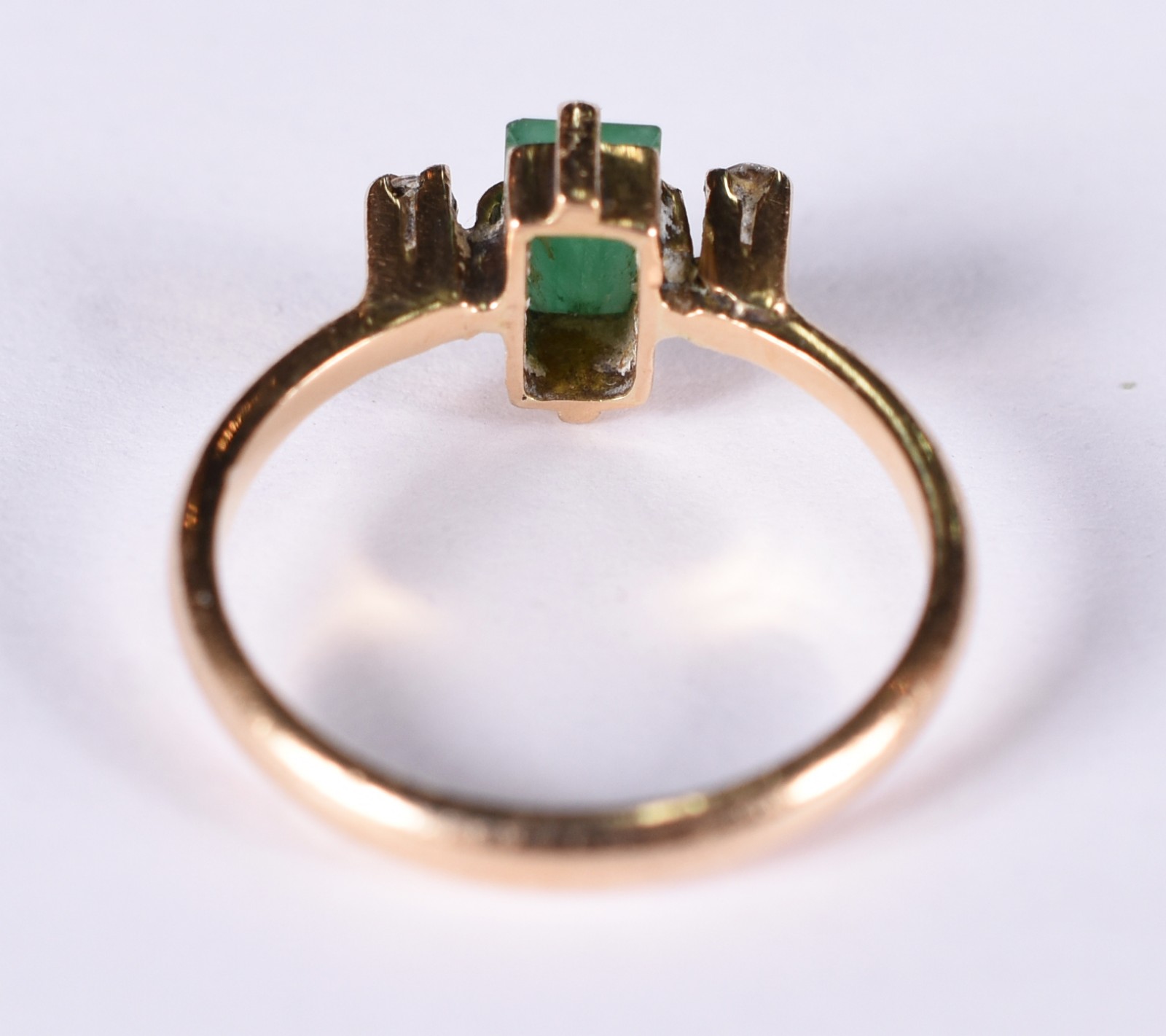Anel de ouro amarelo 18 k com 2 safiras e 1 esmeralda aro 21(Por... - foto 3 de 3