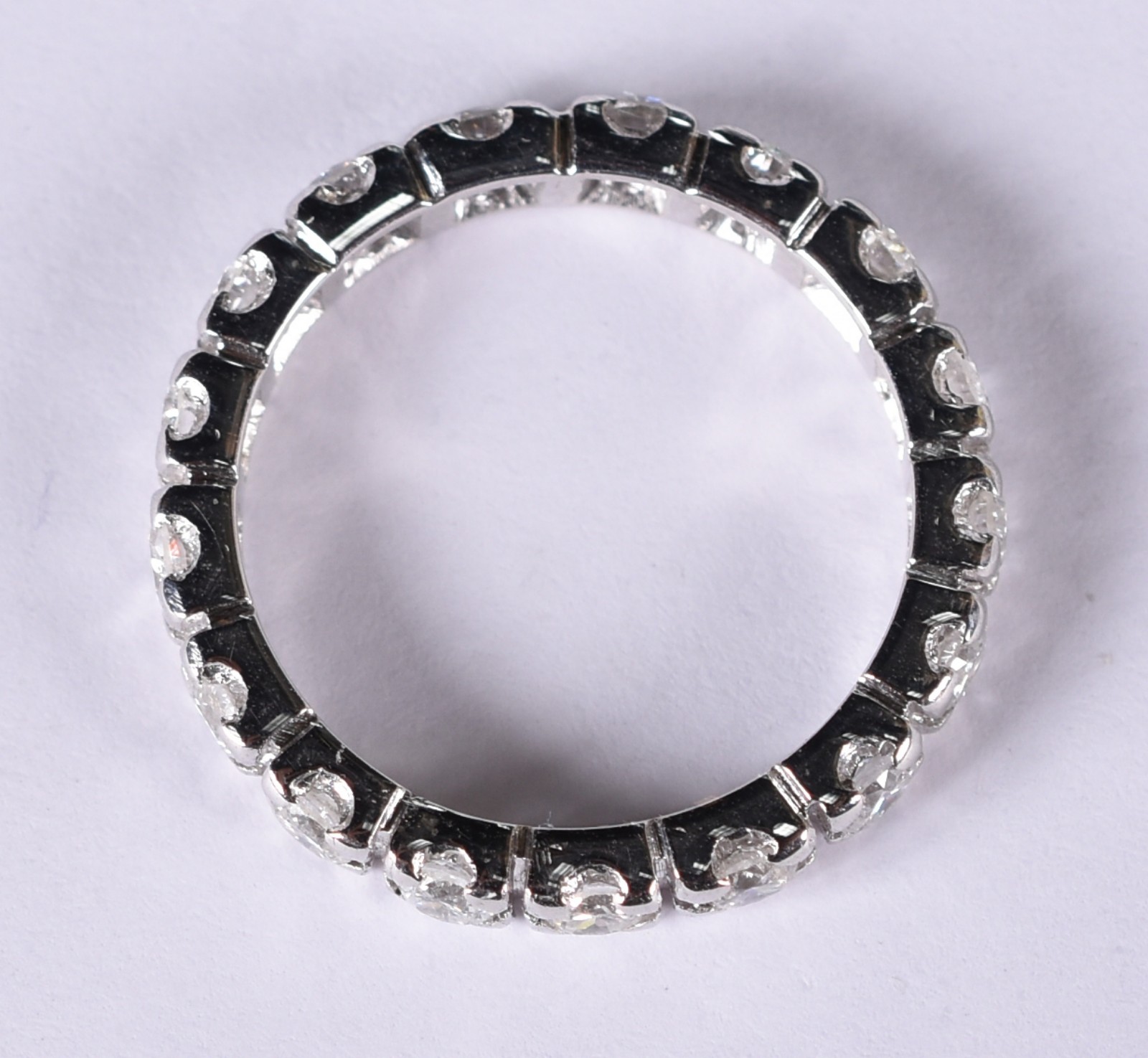 Anel de ouro branco com 17 brilhantes de 0,08 ct cada. total 1,28 ct... - foto 2 de 3