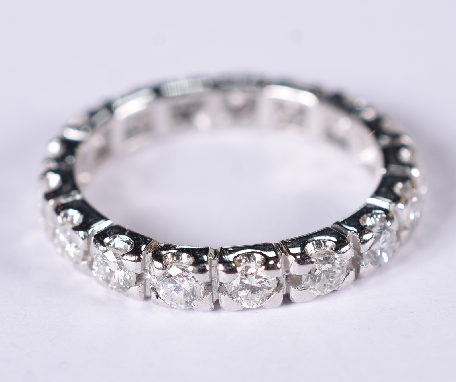 Anel de ouro branco com 17 brilhantes de 0,08 ct cada. total 1,28 ct... - foto 1 de 3
