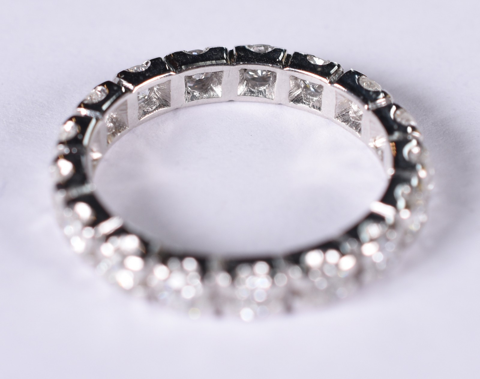 Anel de ouro branco com 17 brilhantes de 0,08 ct cada. total 1,28 ct... - foto 3 de 3