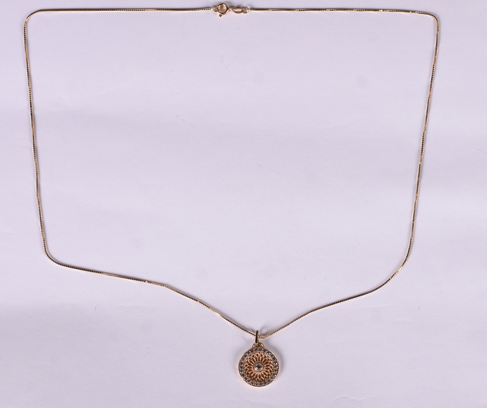 Gargantilha de ouro amarelo 18 k e pingente com safiras brancas (Por... - foto 2 de 4