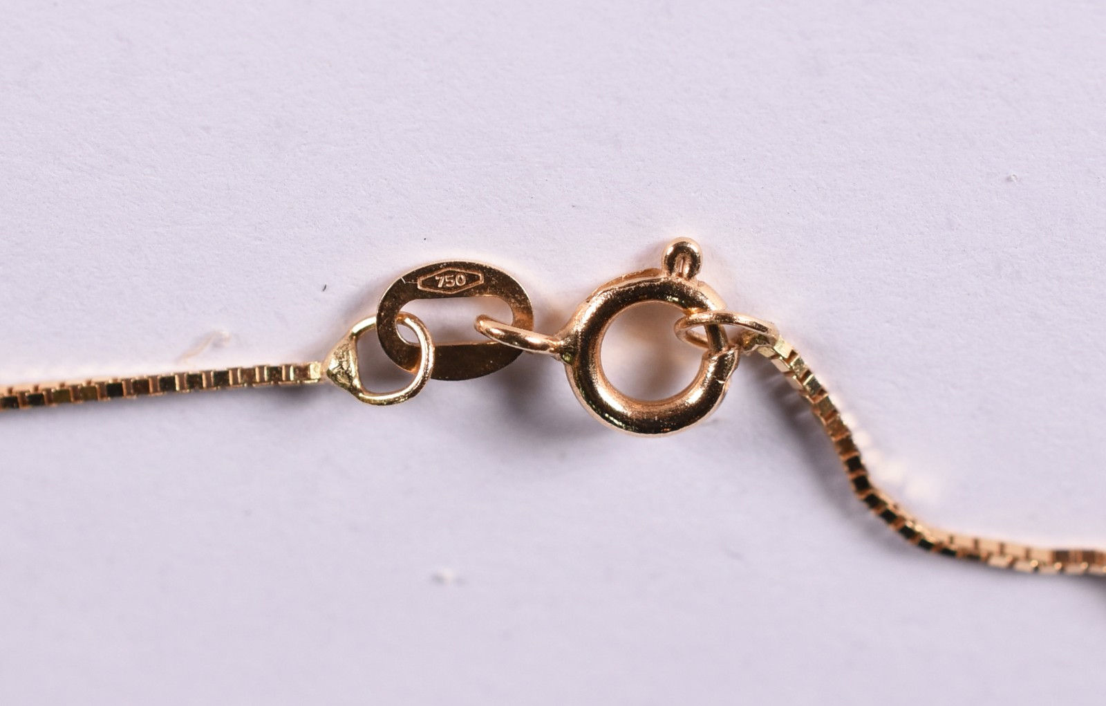 Gargantilha de ouro amarelo 18 k e pingente com safiras brancas (Por... - foto 3 de 4
