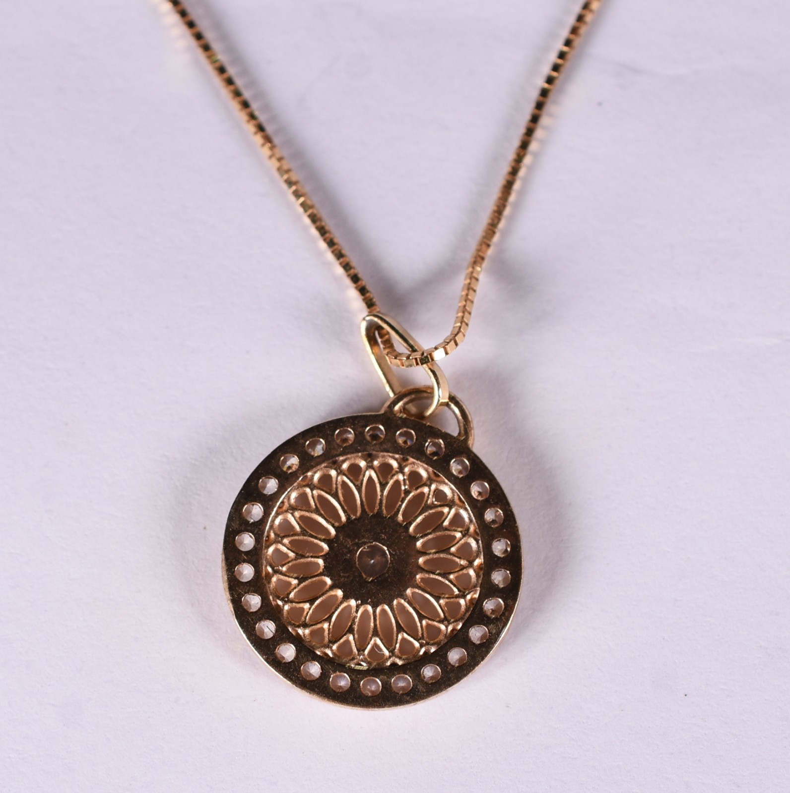 Gargantilha de ouro amarelo 18 k e pingente com safiras brancas (Por... - foto 4 de 4