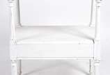 Mesa auxiliar de madeira pintada de branco com ... - Mesa auxiliar de madeira pintada de branco com tampo de mármore e uma gaveta.