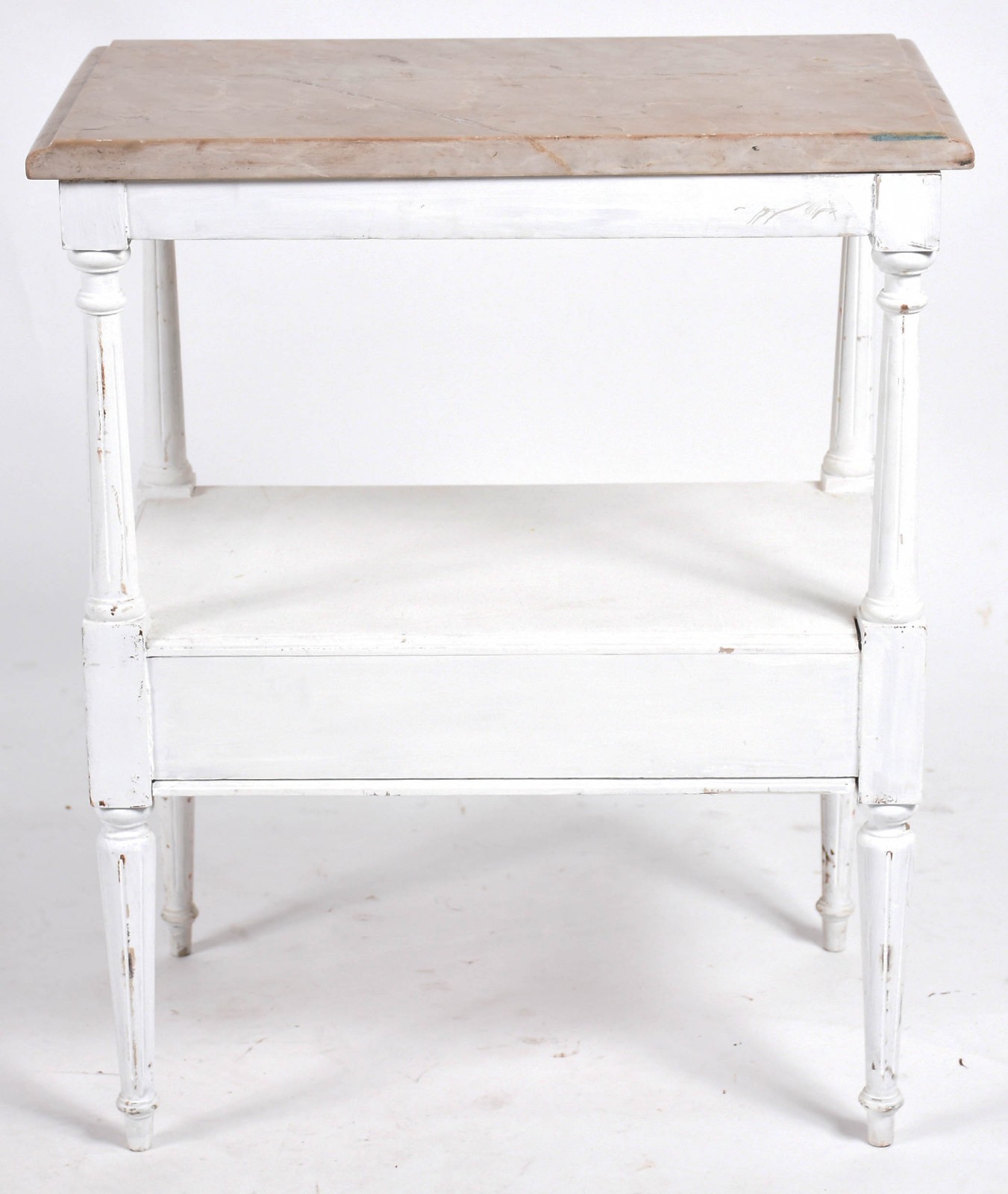 Mesa auxiliar de madeira pintada de branco com tampo de mármore e uma... - foto 3 de 3