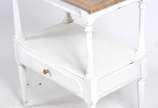 Mesa auxiliar de madeira pintada de branco com ... - Mesa auxiliar de madeira pintada de branco com tampo de mármore e uma gaveta.