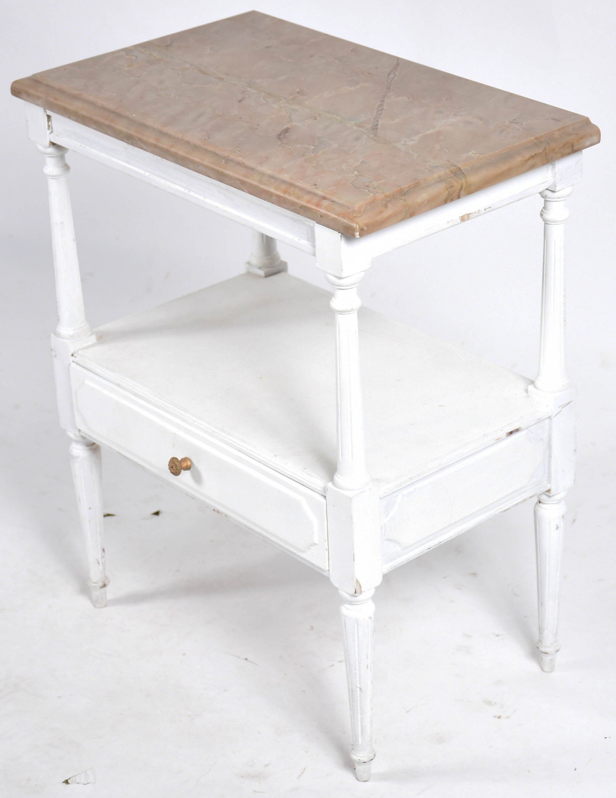 Mesa auxiliar de madeira pintada de branco com tampo de mármore e uma... - foto 2 de 3