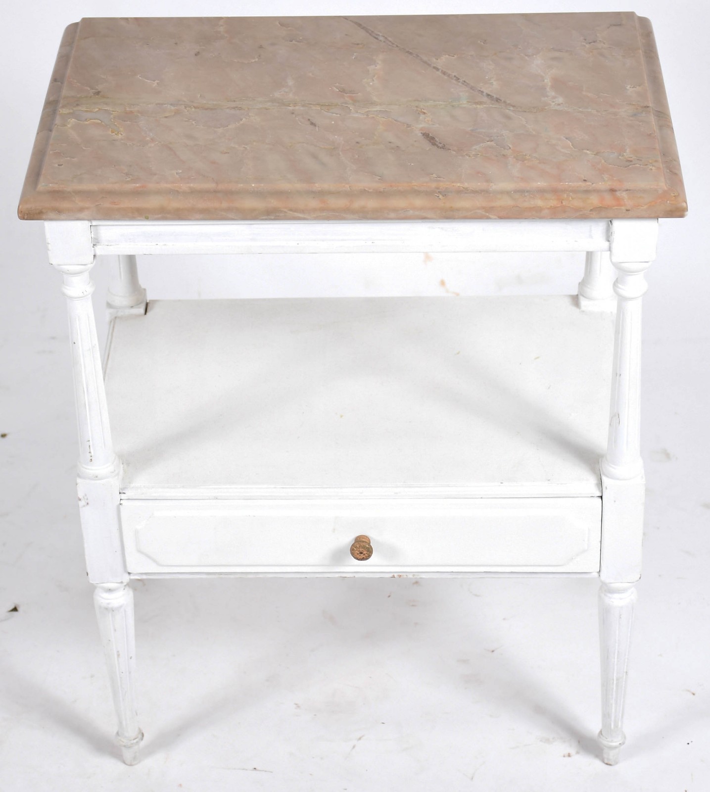 Mesa auxiliar de madeira pintada de branco com tampo de mármore e uma... - foto 1 de 3