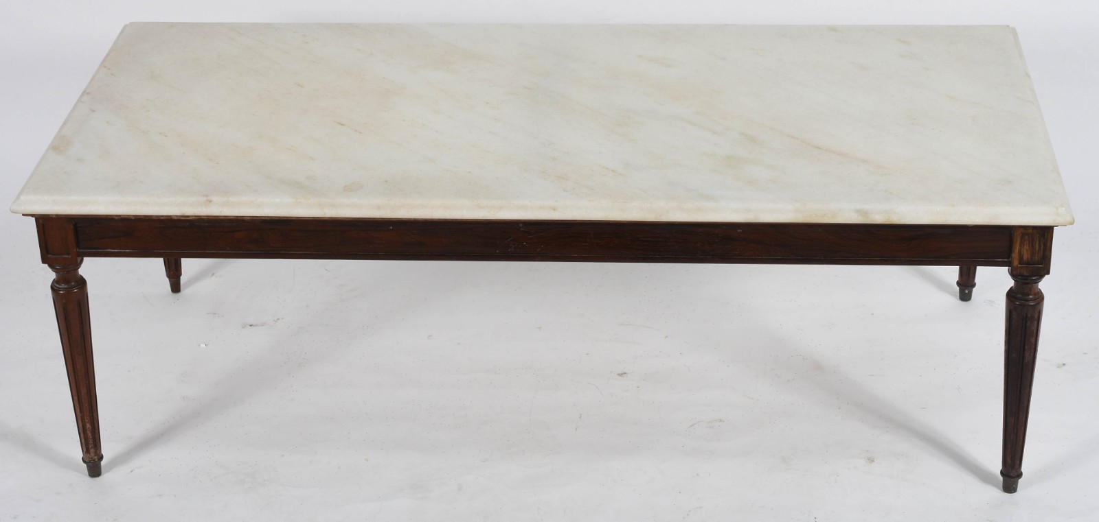 Mesa de centro de madeira nobre com tampo de mármore branco. - foto 2 de 3