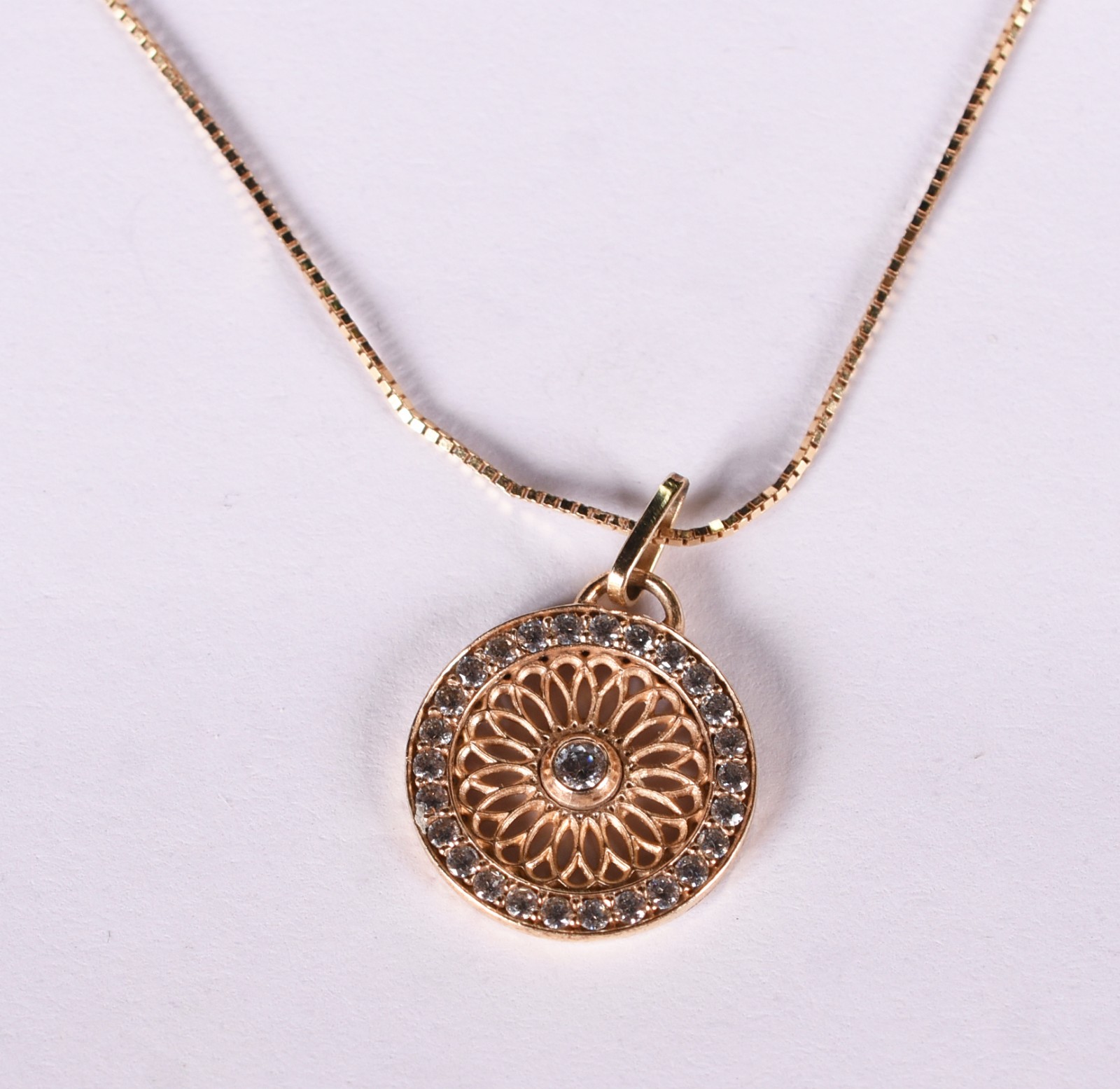 Gargantilha de ouro amarelo 18 k e pingente com safiras brancas (Por... - foto 1 de 4