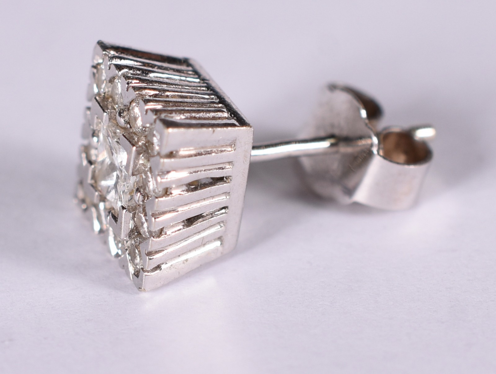 Um brinco solitário com brilhante central de 0,25 ct, 12 de 0,02... - foto 2 de 4
