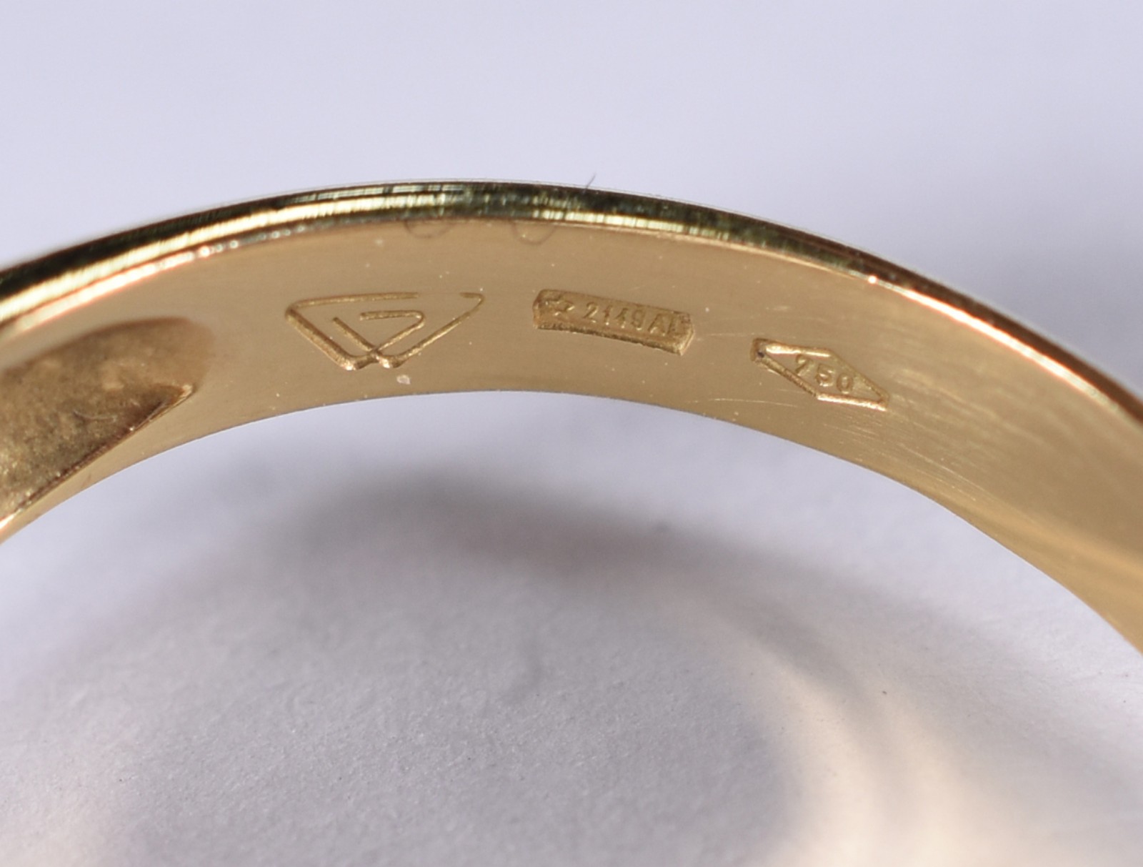 Anel de ouro amarelo 18 k com duas perolas e quatorze brilhantes. Aro... - foto 4 de 4