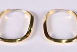 Par de brincos de ouro amarelo 18 k feitio oval... - Par de brincos de ouro amarelo 18 k feitio oval (Por motivos de segurança as joias não encontram-se na loja).