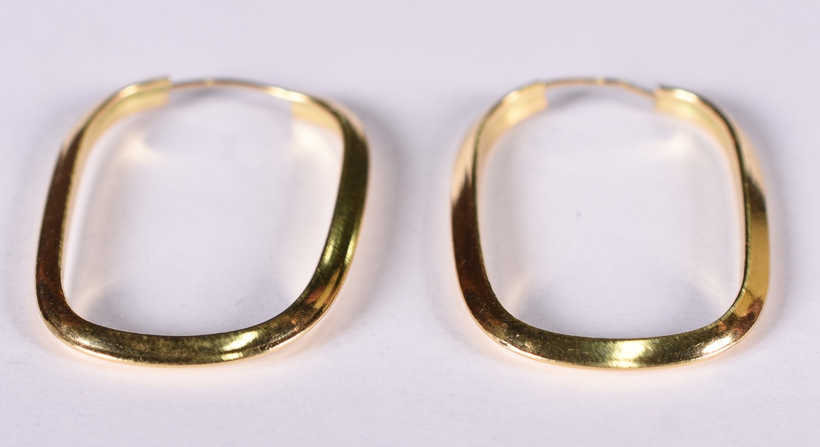 Par de brincos de ouro amarelo 18 k feitio oval (Por motivos de... - foto 2 de 3