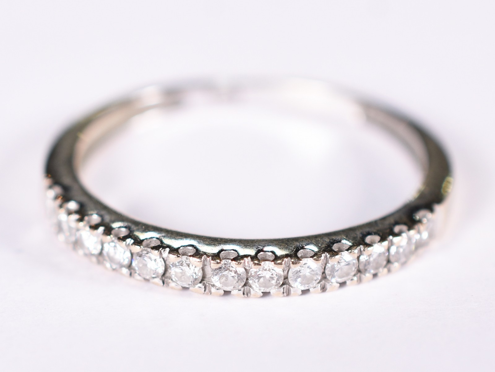 Anel de ouro branco com doze brilhantes de 0,02 ct.Total 0,24 ct. Aro... - foto 1 de 5