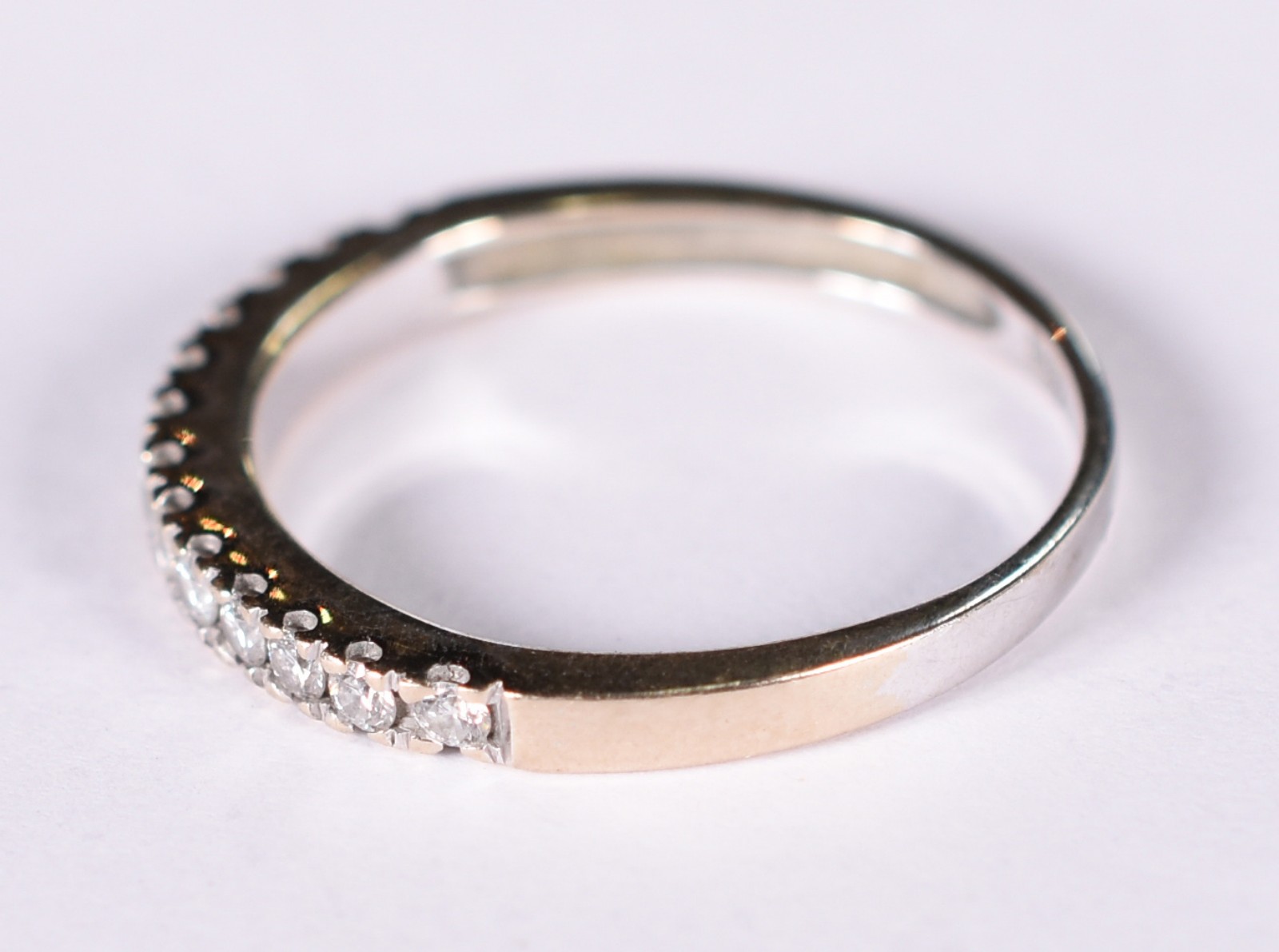 Anel de ouro branco com doze brilhantes de 0,02 ct.Total 0,24 ct. Aro... - foto 2 de 5