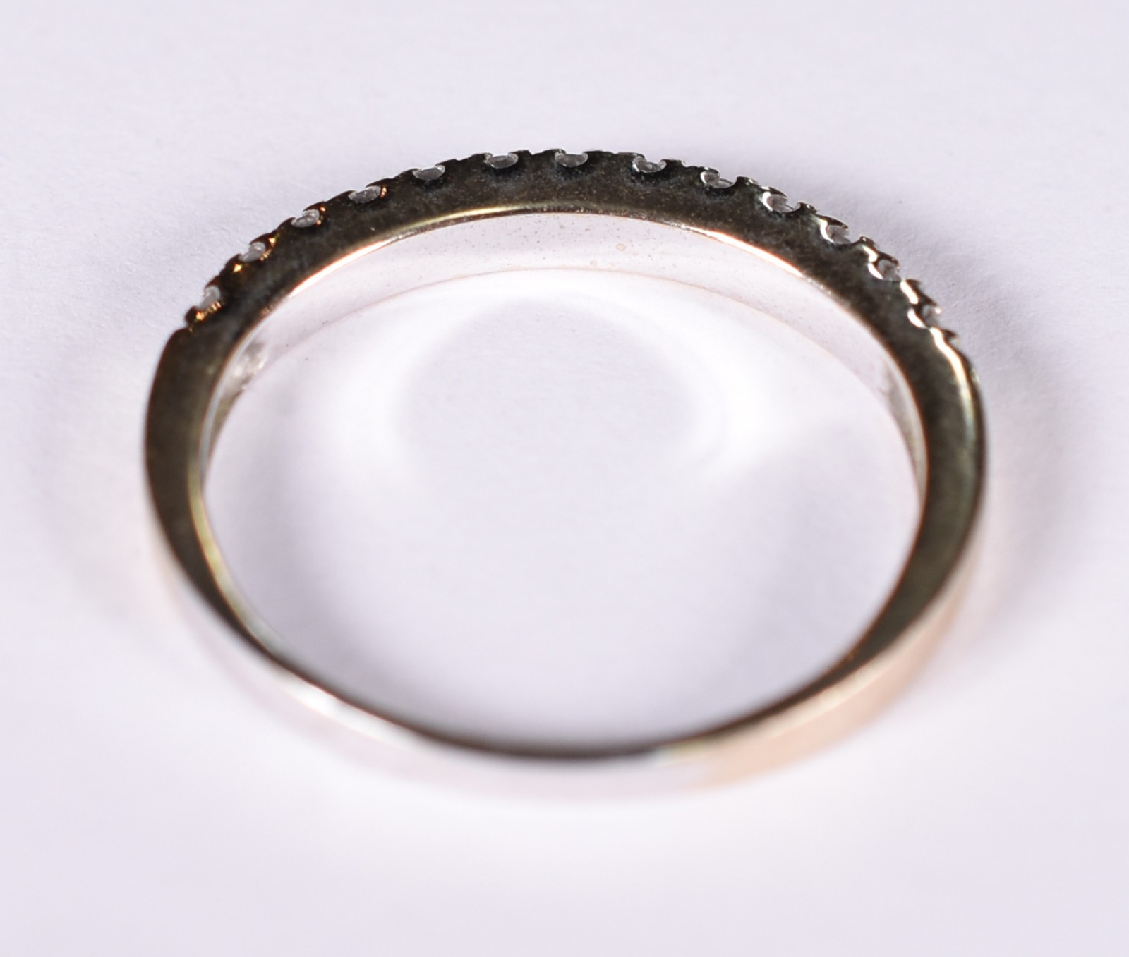 Anel de ouro branco com doze brilhantes de 0,02 ct.Total 0,24 ct. Aro... - foto 3 de 5
