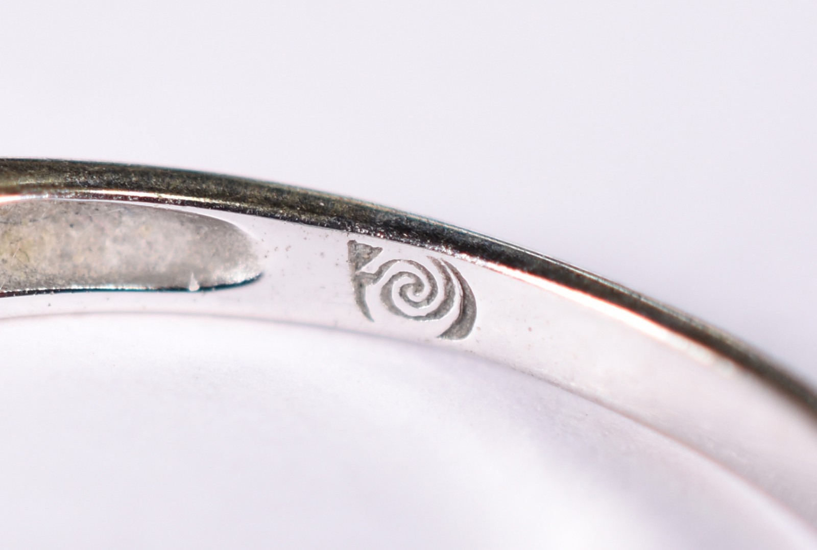 Anel de ouro branco com doze brilhantes de 0,02 ct.Total 0,24 ct. Aro... - foto 5 de 5
