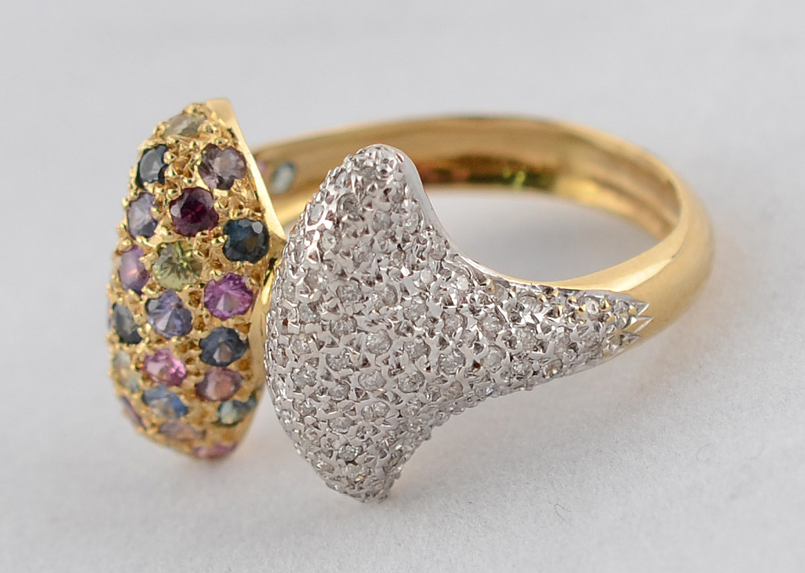 Anel de ouro 18 k, com duas partes: uma com pavê de brilhantes e a... - foto 2 de 3