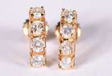 Par de brincos de ouro amarelo 18 k com oito br... - Par de brincos de ouro amarelo 18 k com oito brilhantes de 0,02 ct cada. Total 0,64 ct (Por motivos de segurança as joias não encontram-se na lo...