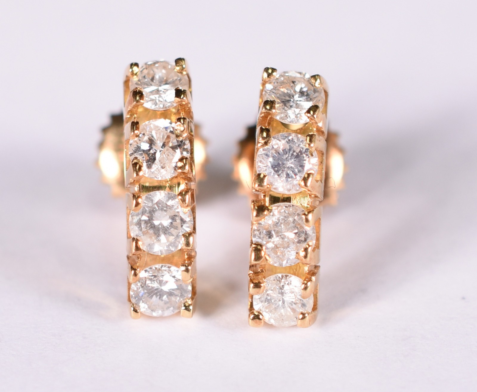 Par de brincos de ouro amarelo 18 k com oito brilhantes de 0,02 ct... - foto 1 de 3