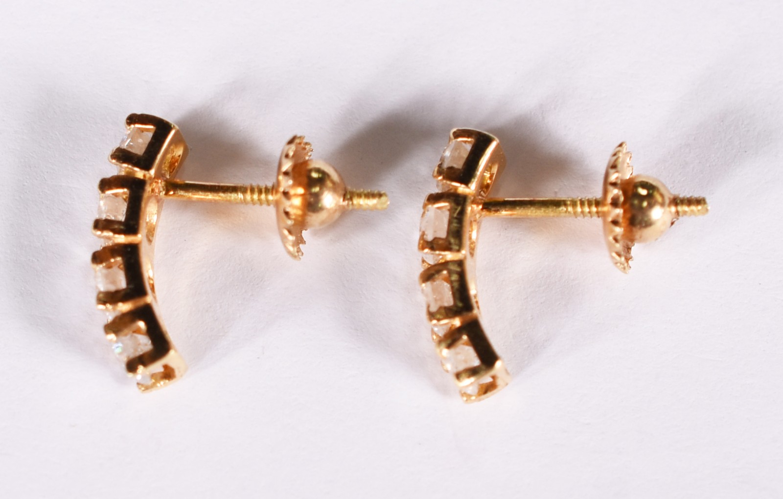 Par de brincos de ouro amarelo 18 k com oito brilhantes de 0,02 ct... - foto 2 de 3