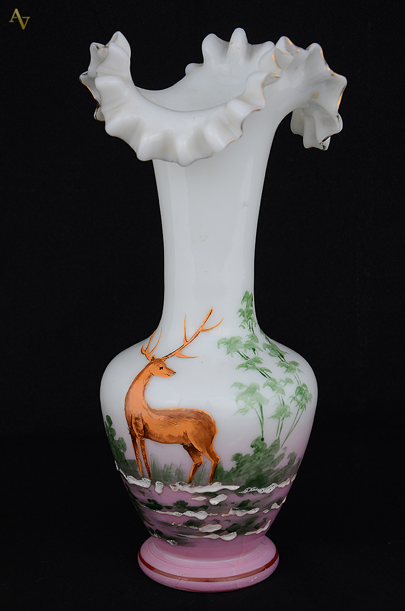 Vaso de opalina européia no tom mesclado rosa e branco, decorada com... - foto 1 de 2