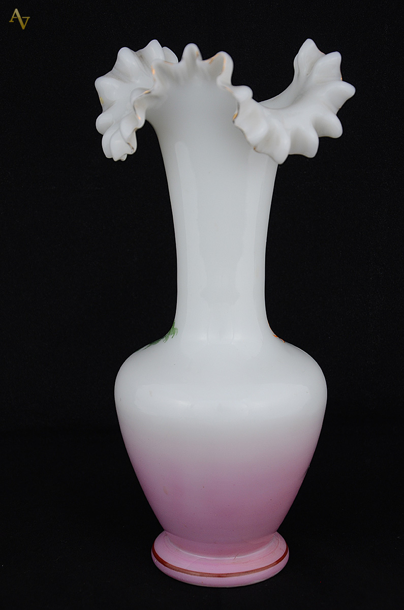 Vaso de opalina européia no tom mesclado rosa e branco, decorada com... - foto 2 de 2