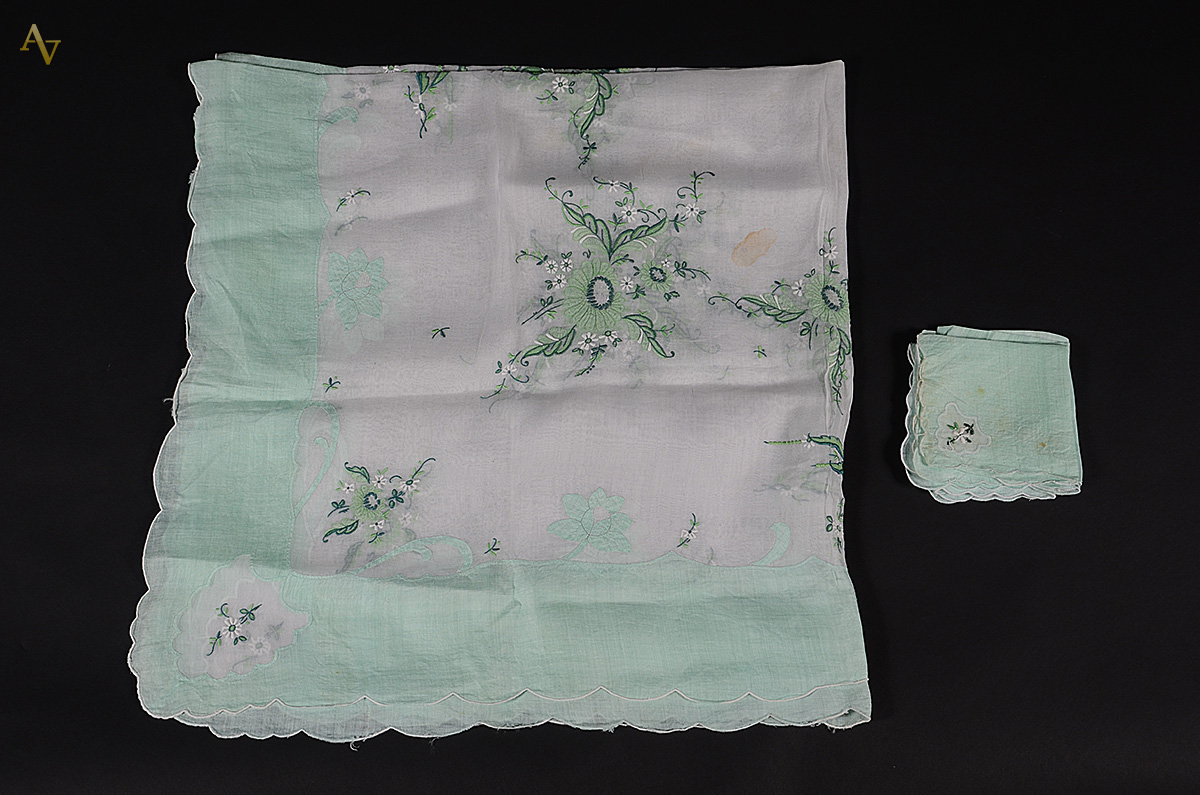 Toalha de mesa de organza branca com bordados verdes e seis...