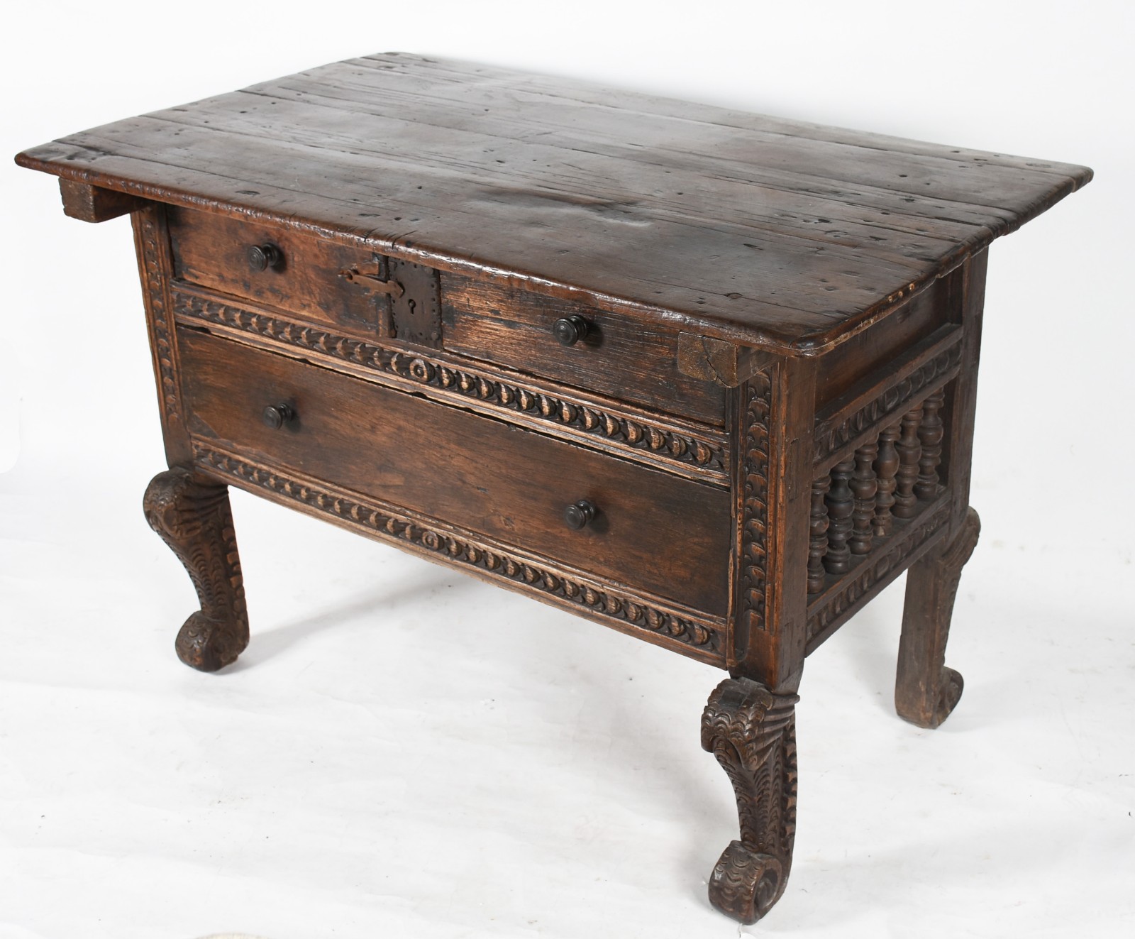 Mesa de madeira nobre com 2 gavetas e um gavetão, laterais com pinos... - foto 1 de 6