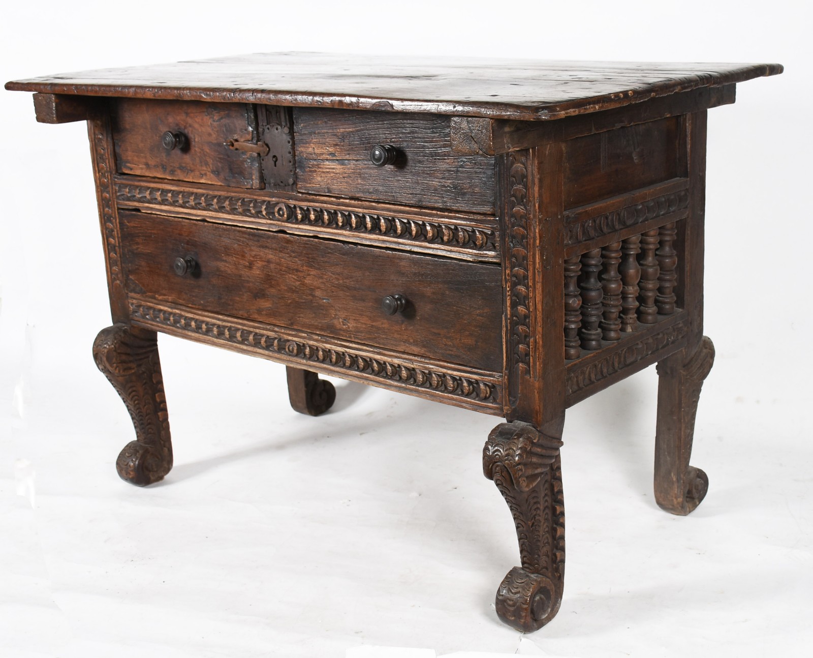 Mesa de madeira nobre com 2 gavetas e um gavetão, laterais com pinos... - foto 4 de 6