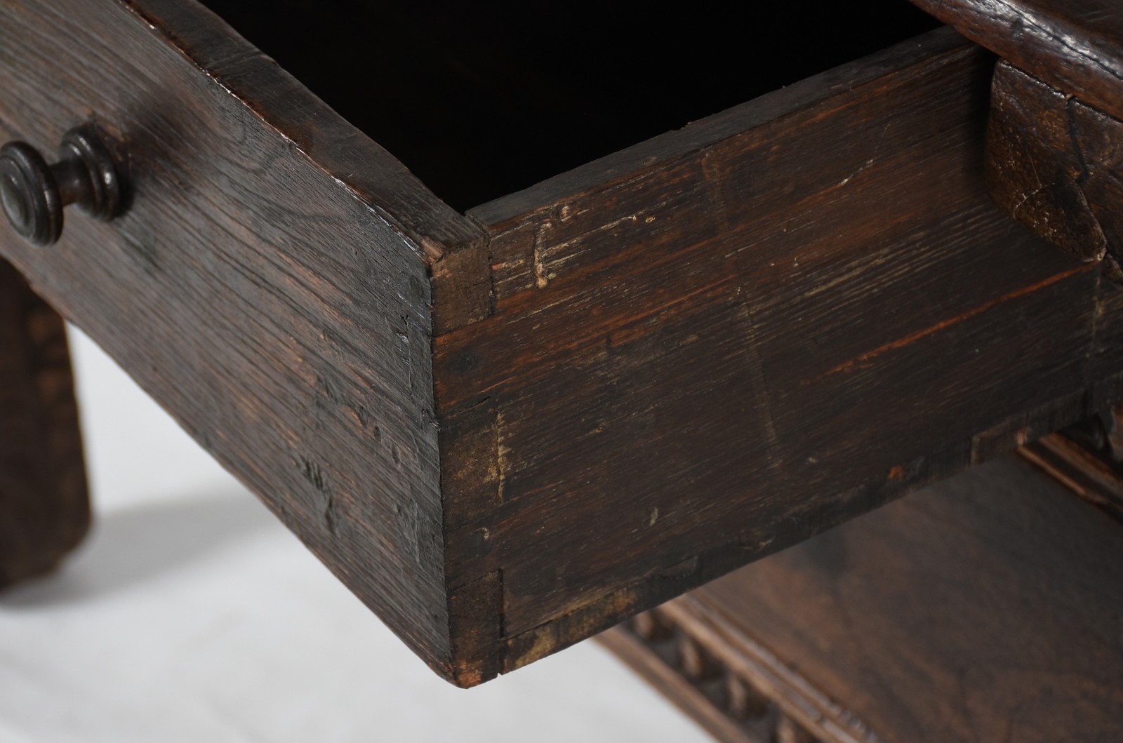 Mesa de madeira nobre com 2 gavetas e um gavetão, laterais com pinos... - foto 5 de 6