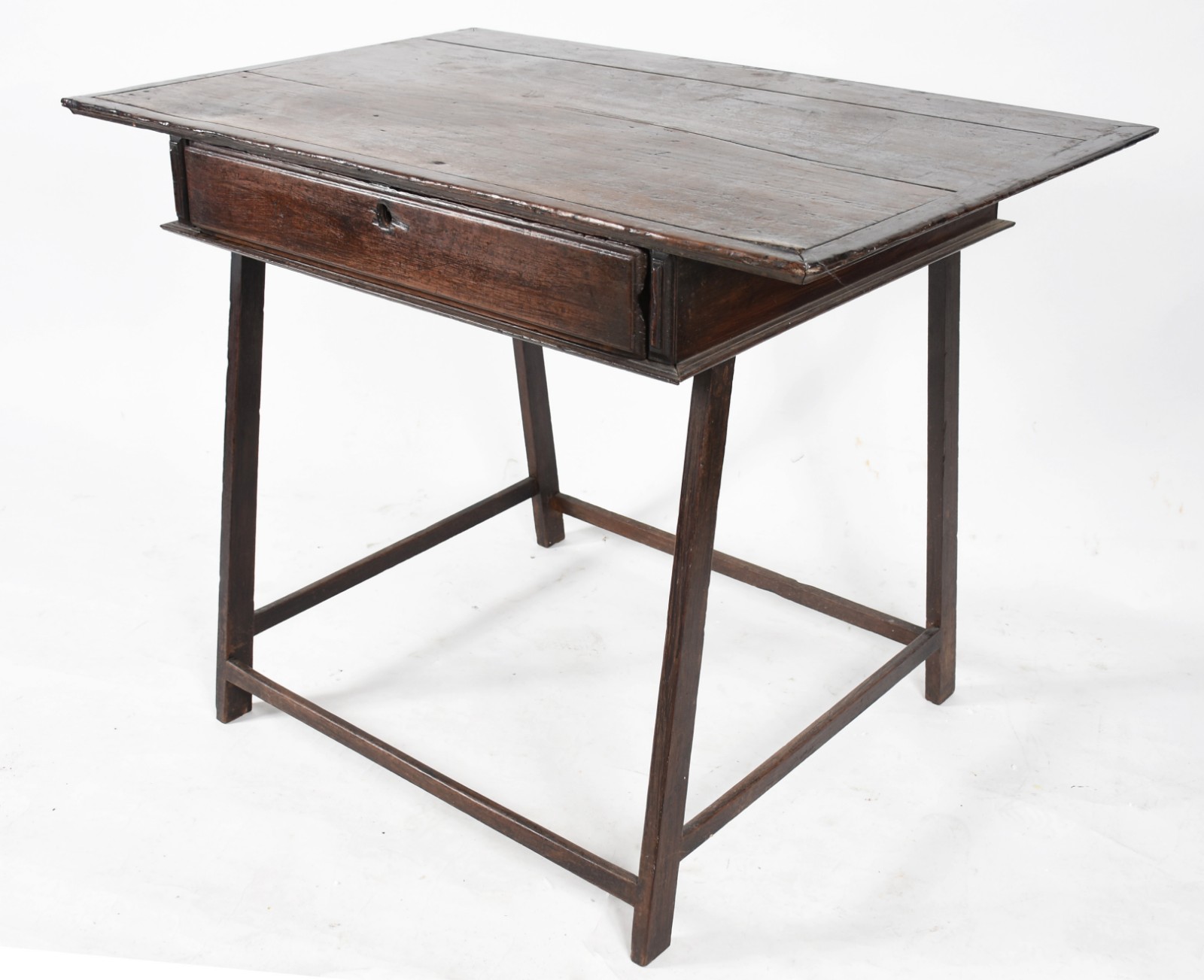 Mesa de madeira nobre com gaveta (sem fechadura), quatro pernas retas... - foto 1 de 5