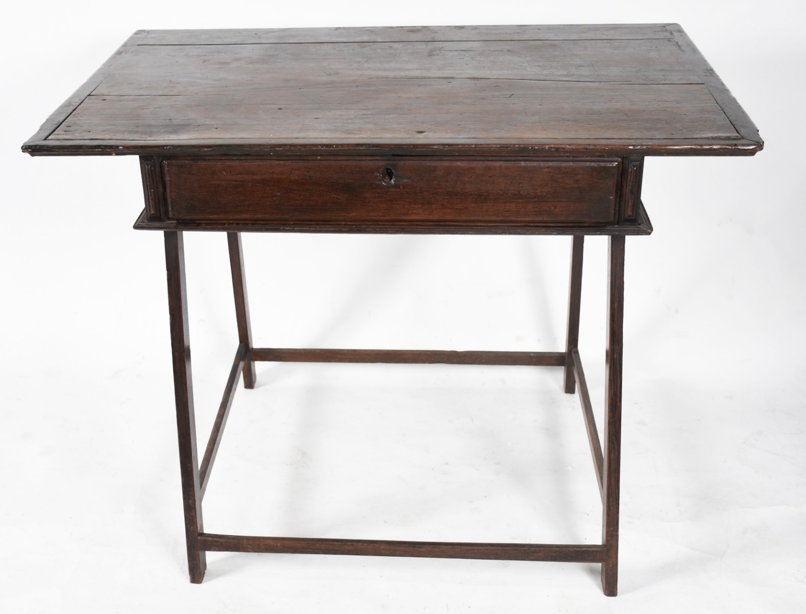 Mesa de madeira nobre com gaveta (sem fechadura), quatro pernas retas... - foto 2 de 5