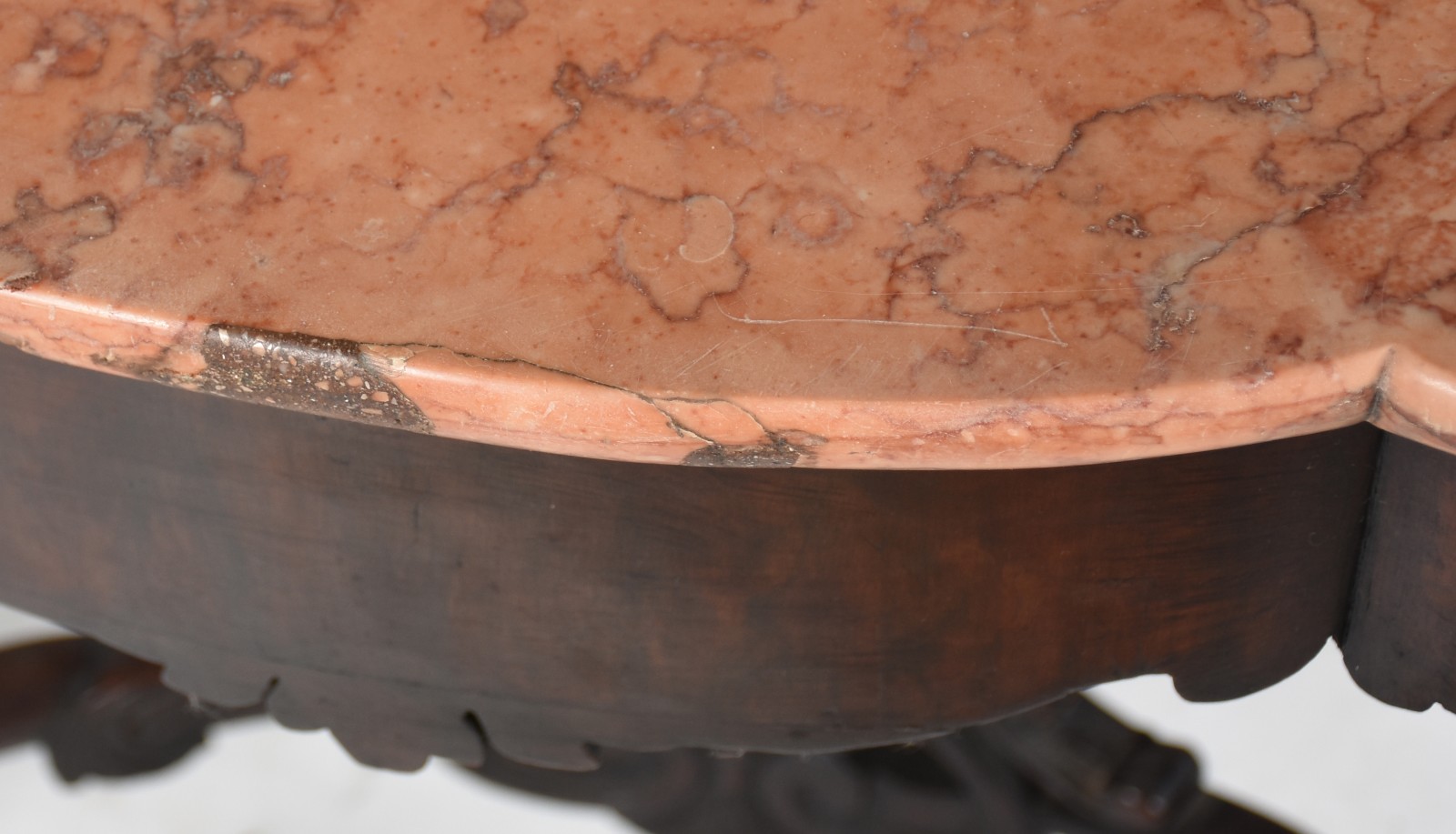 Mesa de apresentação de madeira nobre, saia recortada, pernas... - foto 6 de 7