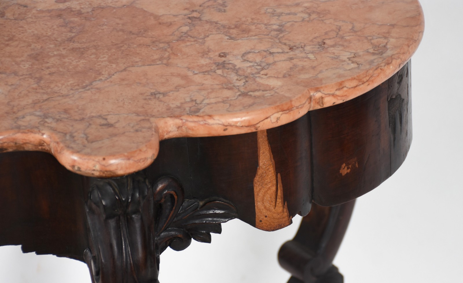 Mesa de apresentação de madeira nobre, saia recortada, pernas... - foto 7 de 7
