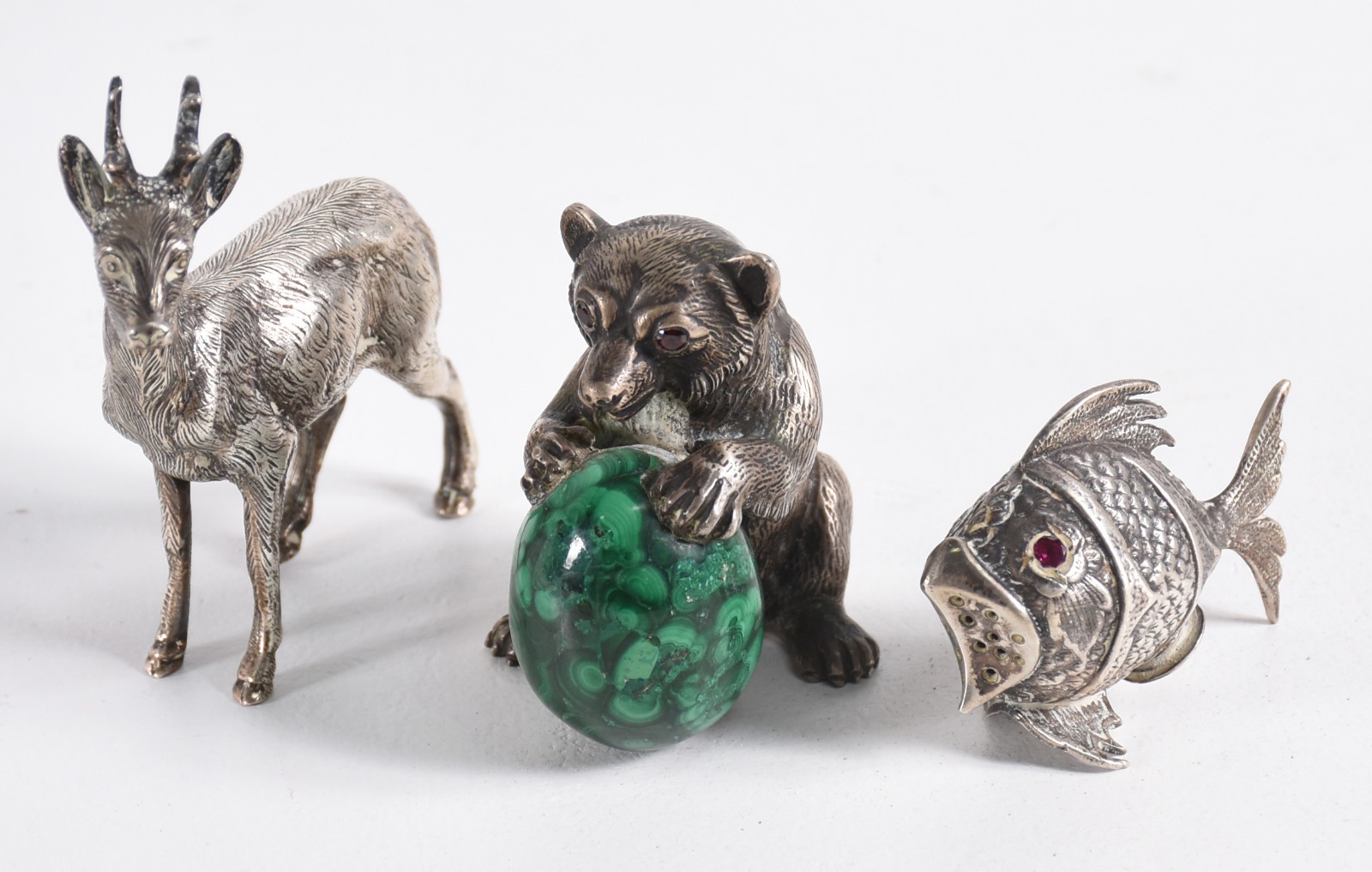 Tres pequenas esculturas de prata representando bichos, sendo urso... - foto 1 de 7