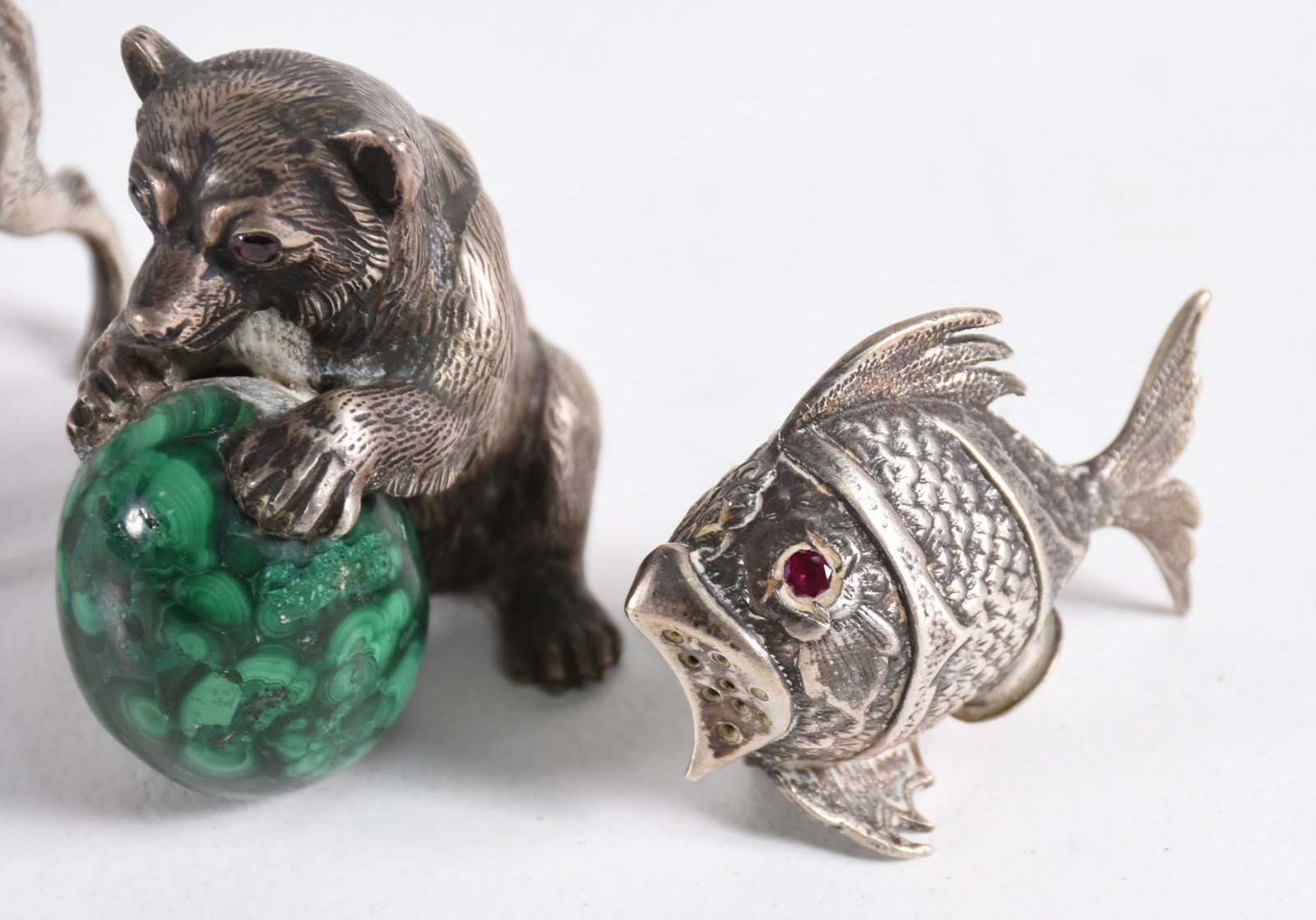 Tres pequenas esculturas de prata representando bichos, sendo urso... - foto 2 de 7