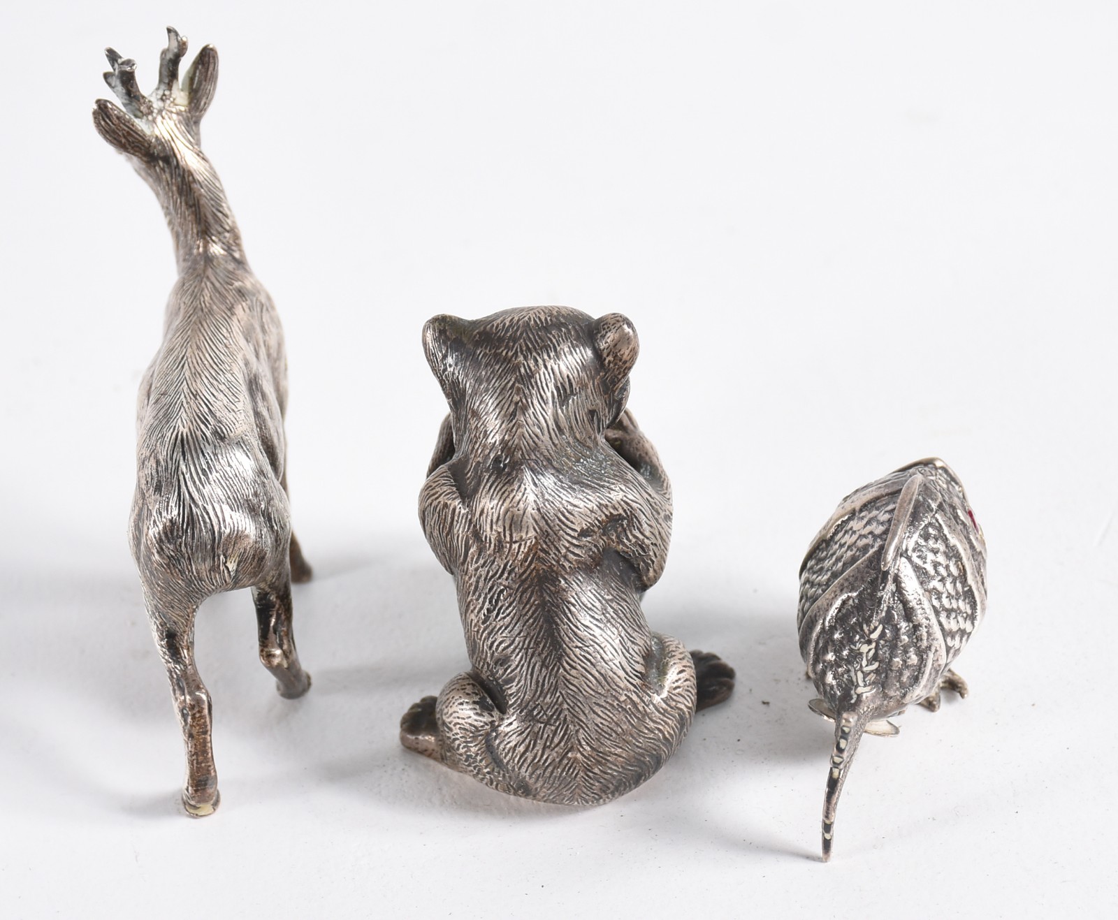 Tres pequenas esculturas de prata representando bichos, sendo urso... - foto 4 de 7