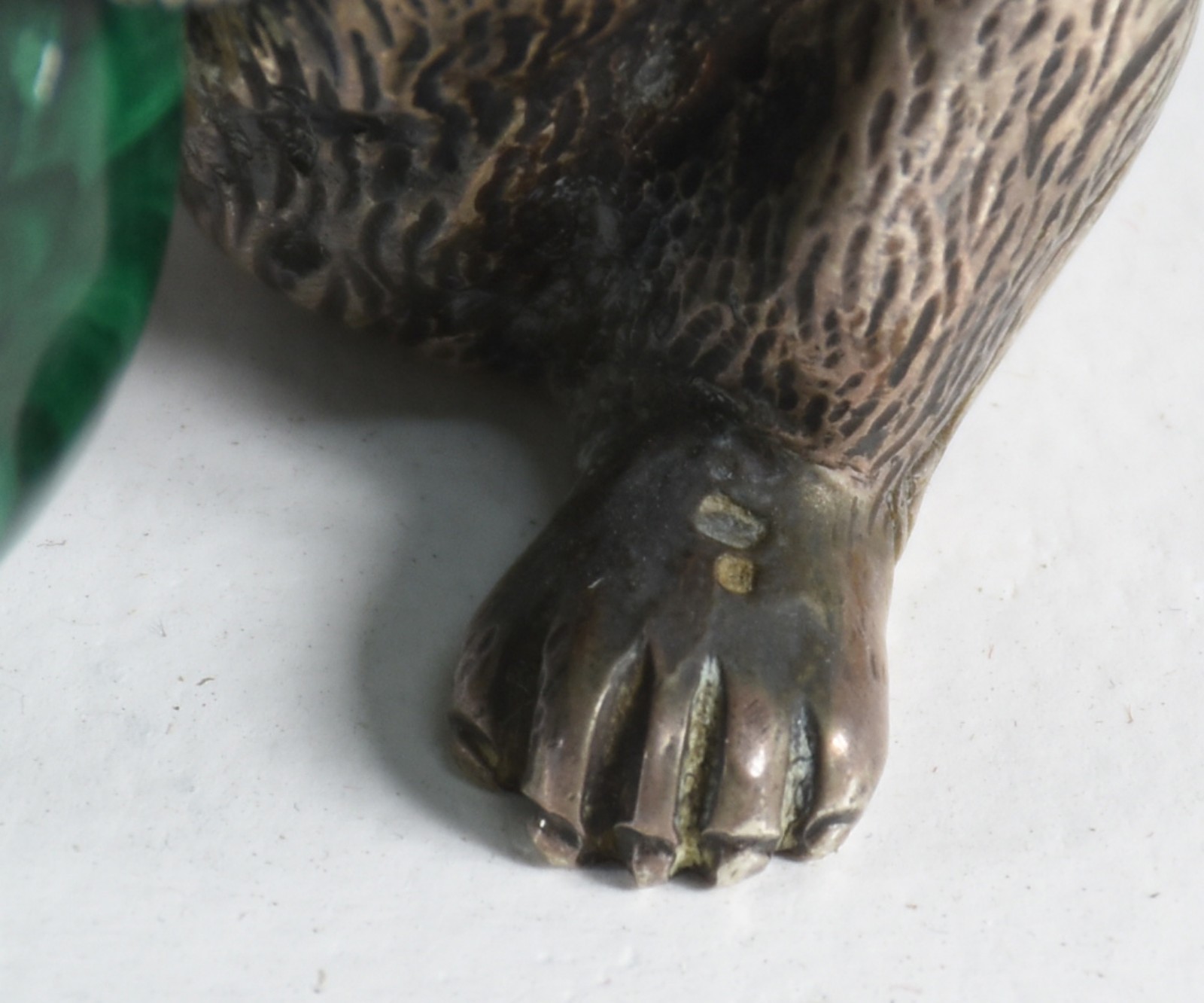 Tres pequenas esculturas de prata representando bichos, sendo urso... - foto 6 de 7