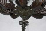 Lustre de metal com folhas trabalhadas. - Lustre de metal com folhas trabalhadas.