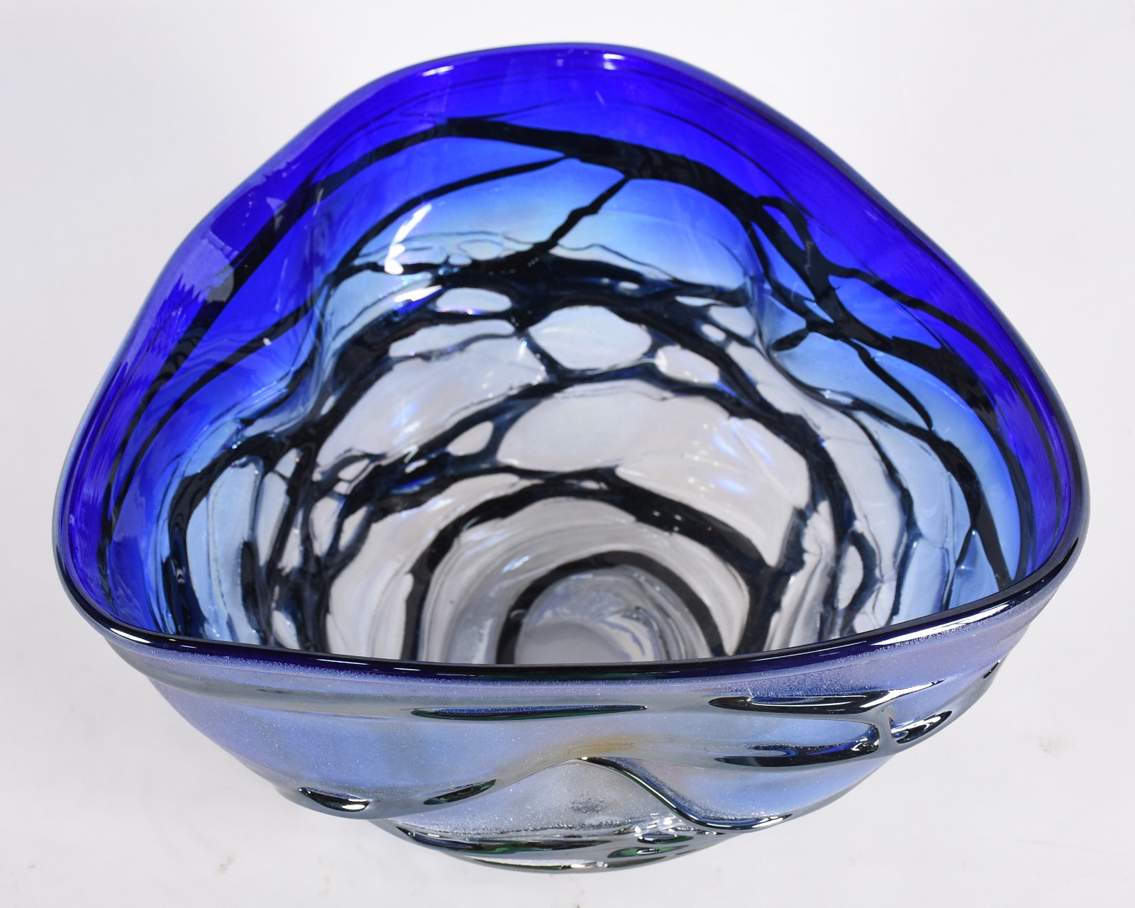 Centro de mesa de vidro decorativo com degrade na cor azul e prata. - foto 2 de 3