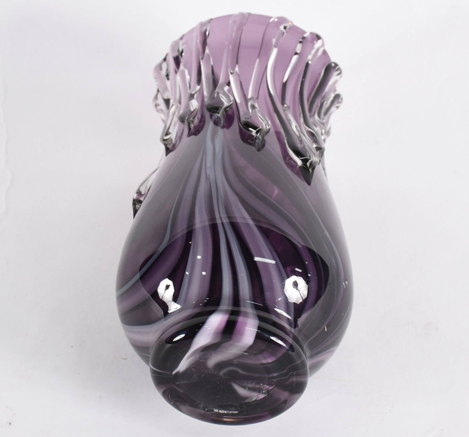 Pequena jarra de vidro decorativo na cor roxa com mesclas em preto e... - foto 3 de 3
