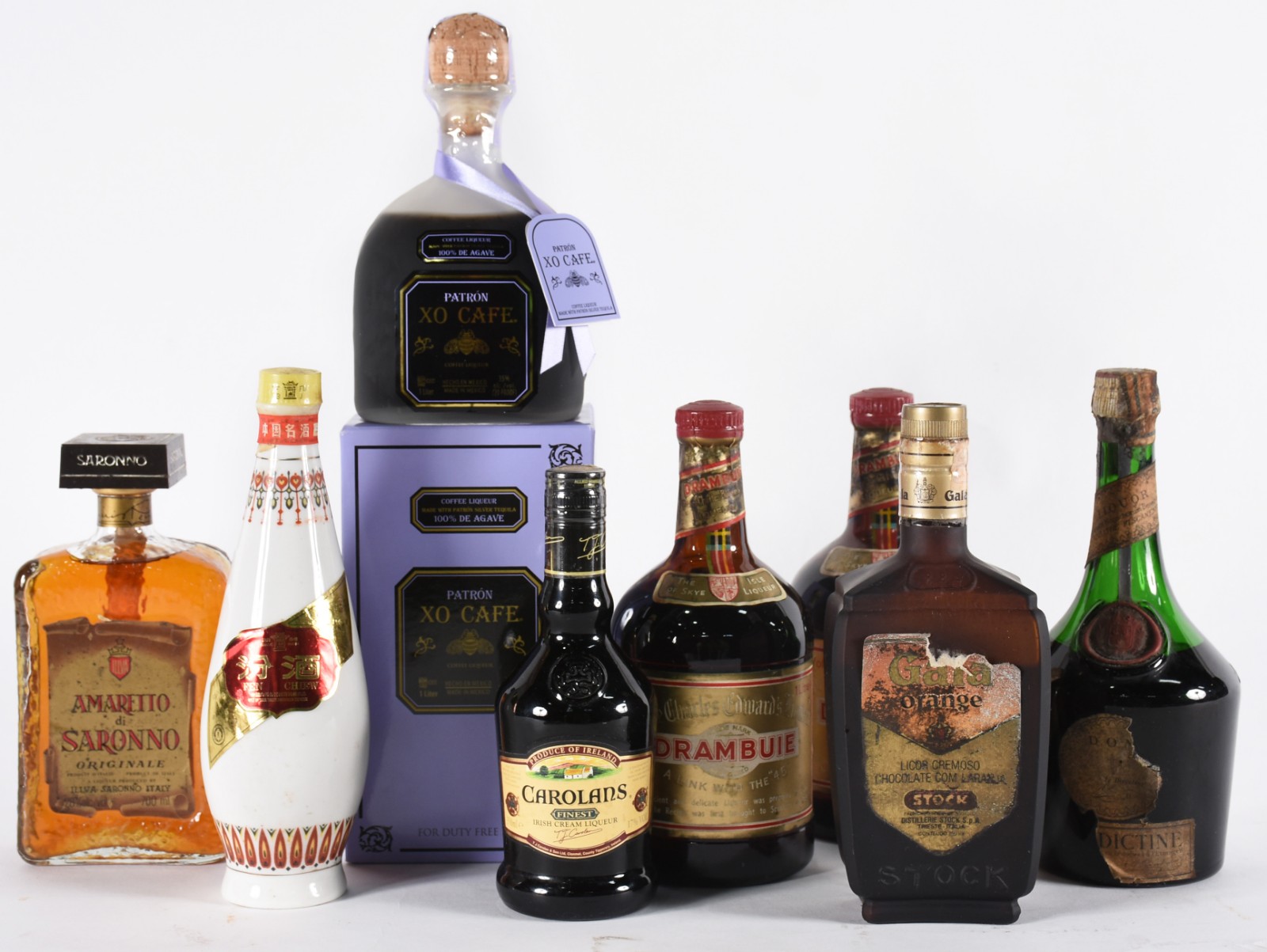 Oito garrafas diversas de bebidas, sendo: Gala Orange, Patrón xo... - foto 1 de 5