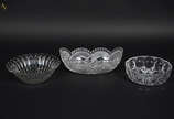 Três peças de cristal, sendo uma fruteira na fo... - Três peças de cristal, sendo uma fruteira na forma de gôndola (31 x 17 cm e altura 12 cm) e dois bowls (altura 8 cm e diâmetro 25 cm cada).