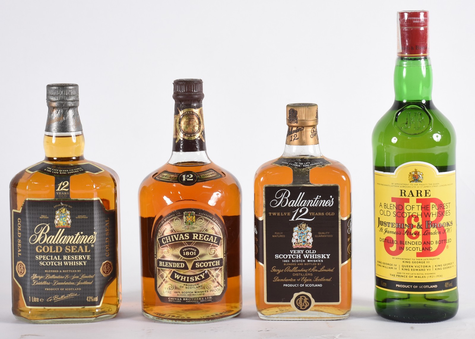 Quatro garrafas de whisky, sendo: Ballantines Gold Seal 12 anos... - foto 1 de 4
