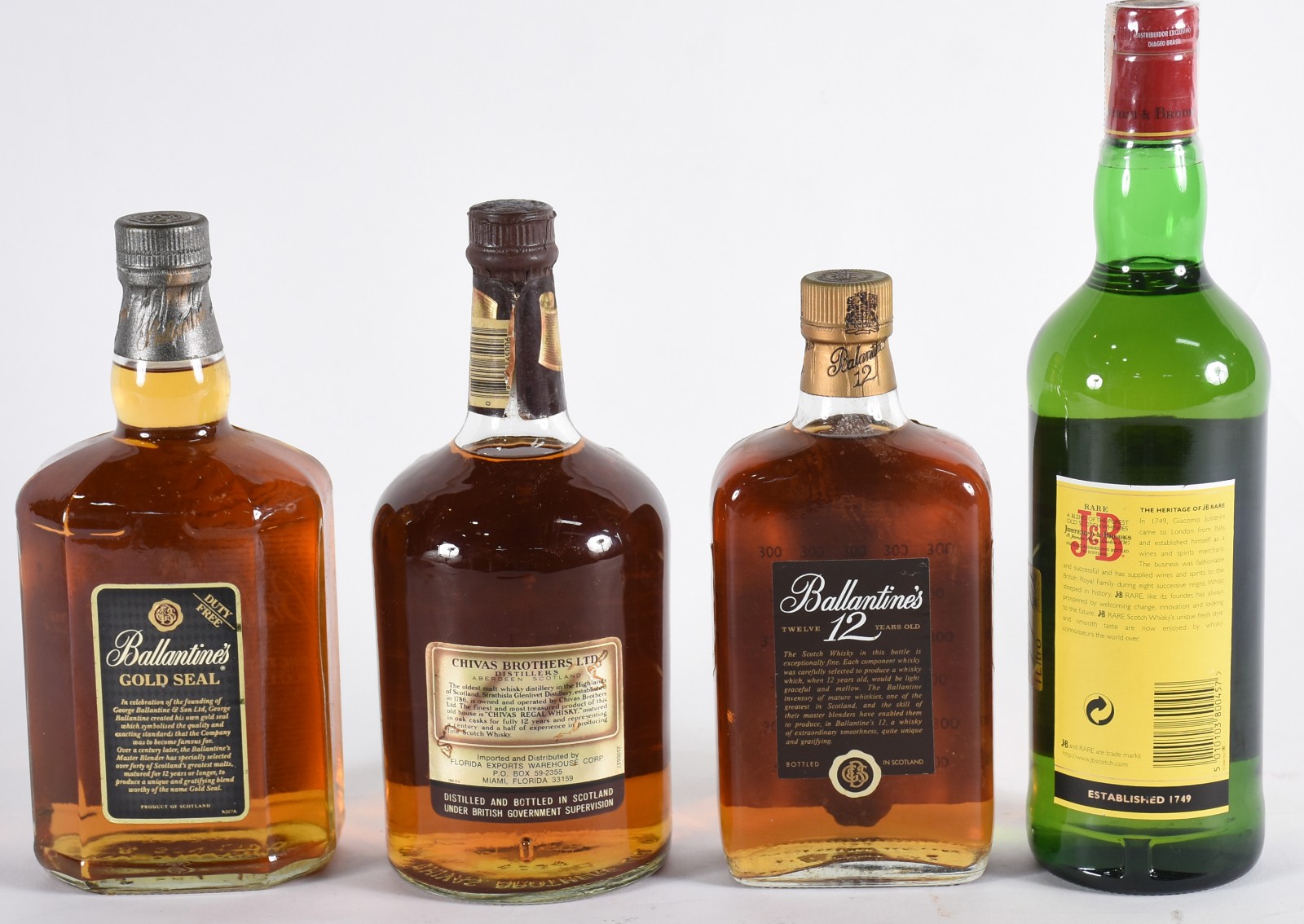 Quatro garrafas de whisky, sendo: Ballantines Gold Seal 12 anos... - foto 2 de 4