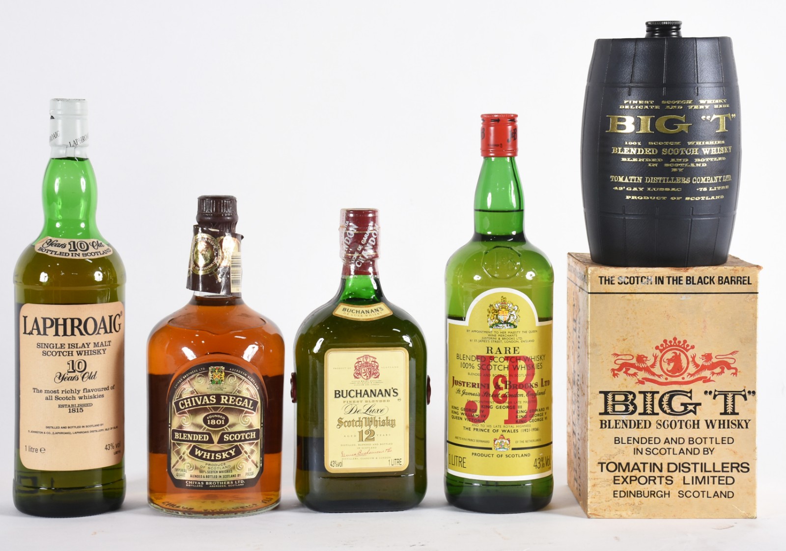 Cinco garrafas de whisky, sendo: Laphroaig 10 anos; Chivas Regal 12... - foto 1 de 4