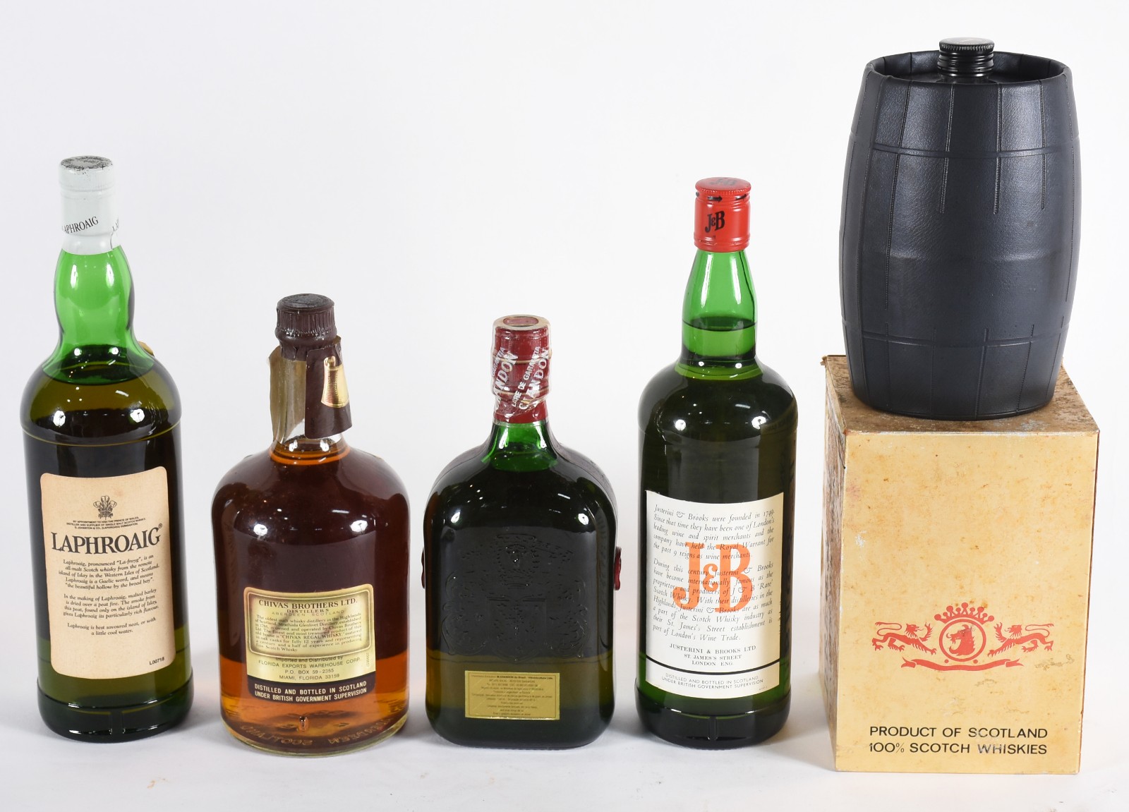 Cinco garrafas de whisky, sendo: Laphroaig 10 anos; Chivas Regal 12... - foto 2 de 4